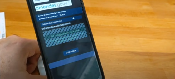 paiement d'une amende avec un smartphone