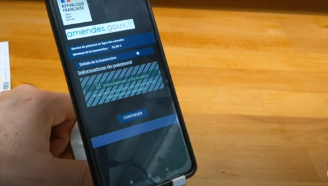 paiement d'une amende avec un smartphone